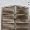 Esquadria de madeira com veneziana e arco