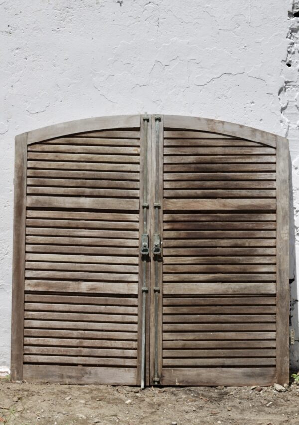 Esquadria de madeira com veneziana e arco