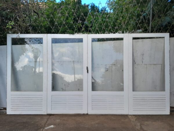 Porta de correr com veneziana e vidro e bandeira fixa