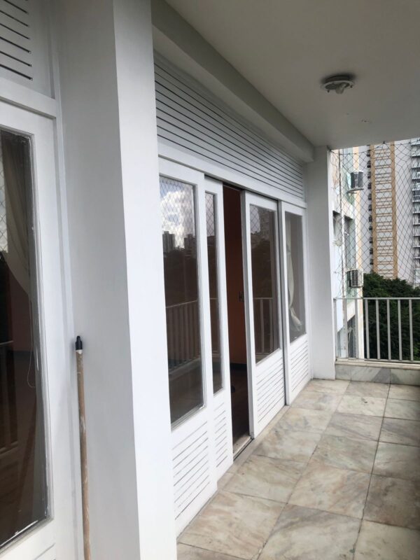 Porta de correr com veneziana e vidro e bandeira fixa - Image 2