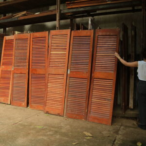 Porta veneziana de madeira maciça - 56,6 x 209 cm