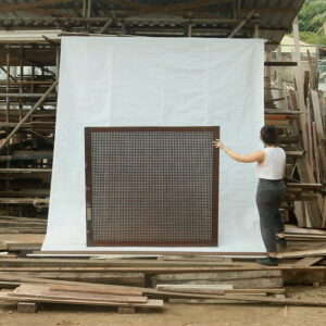 Folha de janela com treliça de madeira