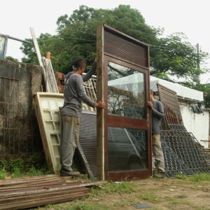 Porta de madeira maciça com bandeira treliçada sem vidro, acompanha caixa completa