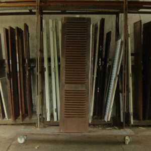 Porta com veneziana de madeira maciça e pintura marrom - 53 x 208,5 cm