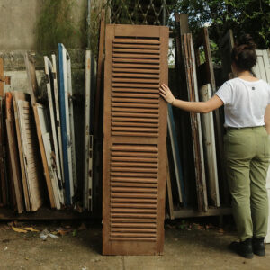 Folha de janela de madeira com veneziana e pintura marrom - 47 x 175,5 cm