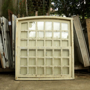 Janela com topo arqueado e pintura branca - 141 x 153 cm