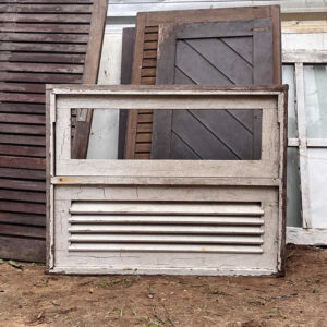 Janela de madeira basculante com duas folhas e pintura branca - 79,5 x 100 cm