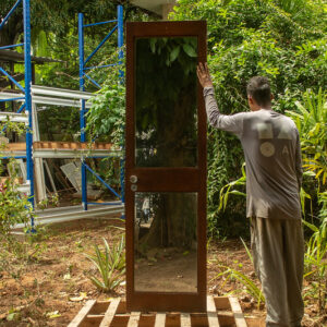 Porta com moldura de madeira maciça e espelhos Othon Palace Hotel - 59,5x213cm