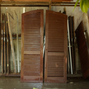 Porta com veneziana, arqueada com duas folhas - 144 x 237 cm