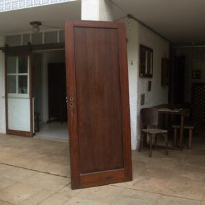 Porta em madeira com interior em compensado - Casa de Retiro São Francisco