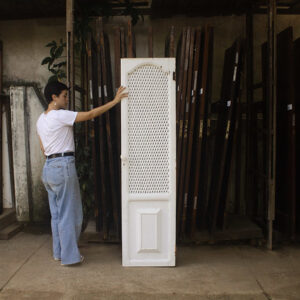 Porta de armário treliçada de madeira maciça e pintura branca – 47,5 x 183,5 cm