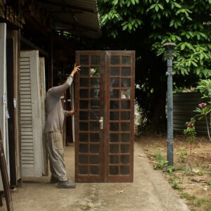 Porta francesa de madeira maciça com duas folhas e bandeira fixa  - 98 x 252 cm