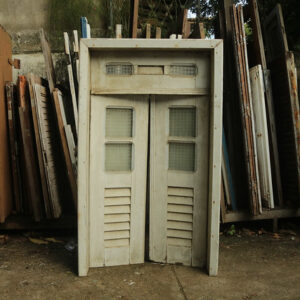 Folha de janela de madeira com abertura dupla, vidros, portinholas e pintura branca - 82 x 139 cm