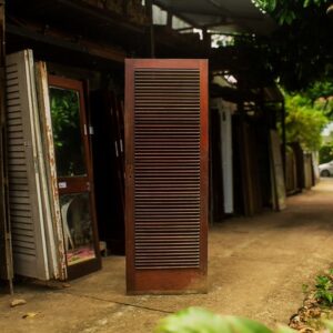 Porta com veneziana aberta de madeira maciça - 73,3 x 210 cm