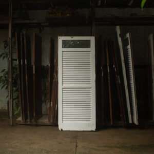 Porta veneziana fechada de madeira maciça -  87 x 222 cm