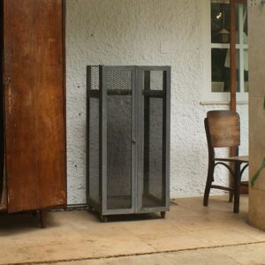 Armário de ferro - Casa de Retiro São Francisco, parte inferior, sem restauro