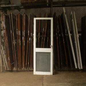 Porta de madeira maciça com pintura branca e vidro - 69 x 206 cm