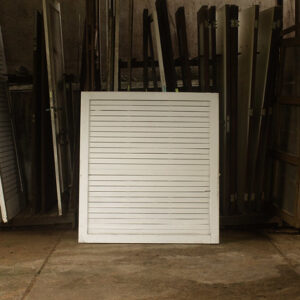 Folha de janela veneziana fechada com pintura branca - tamanhos variados