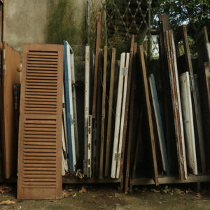 Folha de janela de madeira com veneziana e pintura marrom - 47 x 175,5 cm