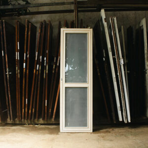 Porta de madeira maciça com vidro e pintura branca - 82,5/65 x 210 cm