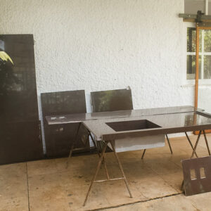 Conjunto de bancada com cuba esculpida e pilares laterais - 331,5 x 68,5 x 94 cm