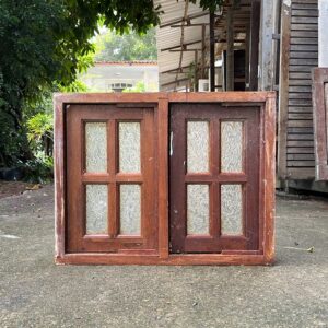 Janela com duas folhas pivotantes com vidro fantasia - 70 x 55 x 8 cm