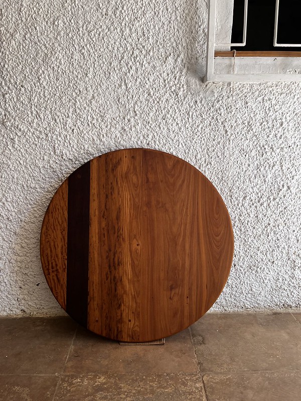 Tampo circular confeccionado com peças de peroba e pau d'arco - ⌀ 80cm