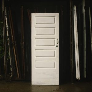 Porta almofadada de madeira maciça com pintura branca- 80 x 210 x 3 cm