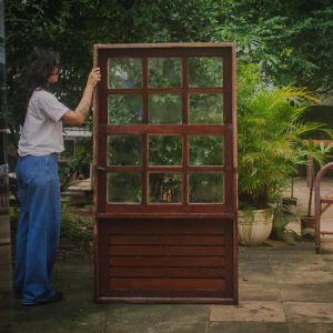 Janela guilhotina com duas folhas com quadriculado de vidro e bandeira fixa inferior - 97 X 174cm