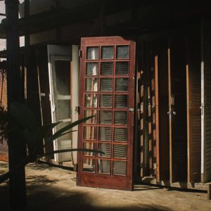 Porta com vidro quadriculado e madeira maciça - 87,5 x 229,5cm