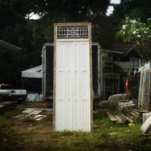 Porta almofadada tipo camarão com quatro folhas e bandeira fixa com grade