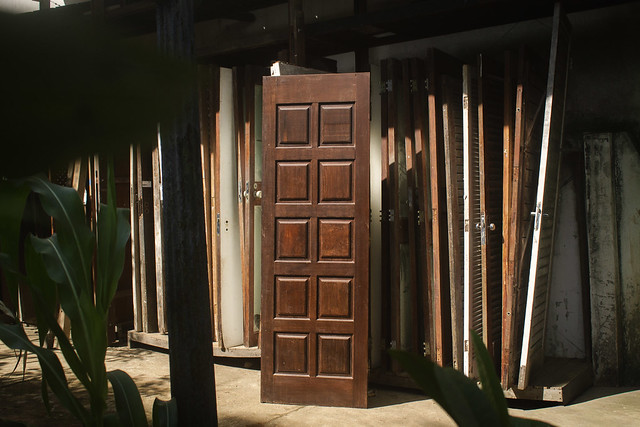 Porta almofadada com entalhe em relevo circular - Imagem 2