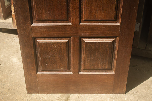 Porta almofadada com entalhe em relevo circular - Imagem 4