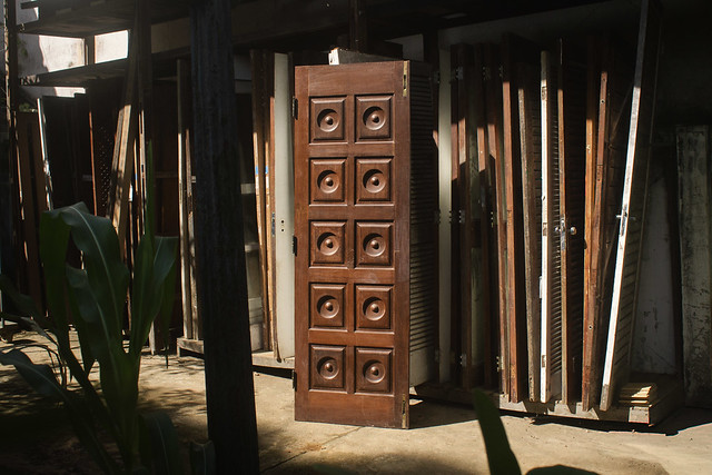 Porta almofadada com entalhe em relevo circular