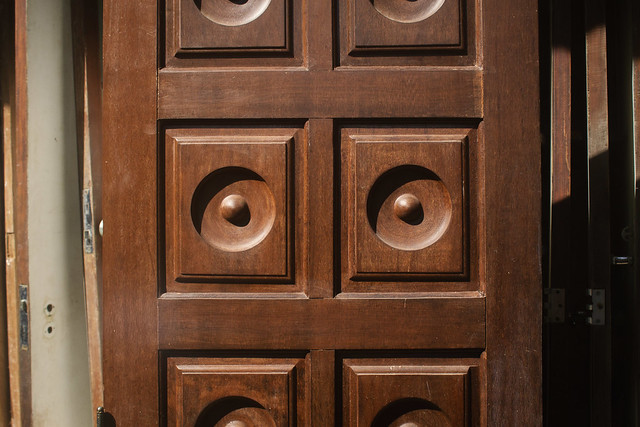 Porta almofadada com entalhe em relevo circular - Imagem 3