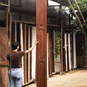 Portal almofadado com frisos