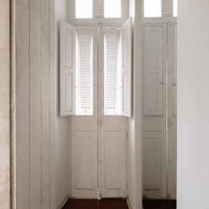 Porta almofadada com uma folha de abrir, contrajanela e janela veneziana basculante